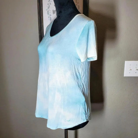 Hollister Must-Have Collection Blue Tie-Dye V-Neck Tee Size Small - Picture 2 of 11